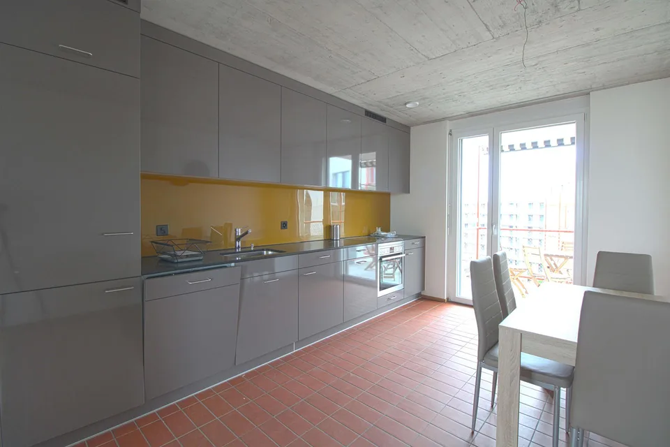 Furnished room in modernised apartment in a top location