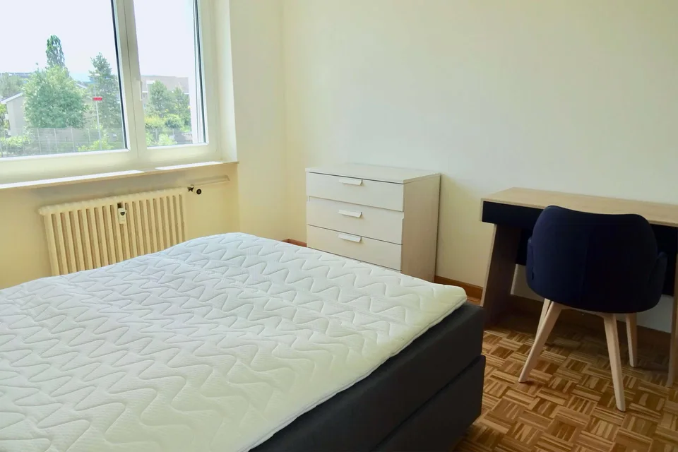 Möbliertes Zimmer in modernisierter Wohnung an top Lage