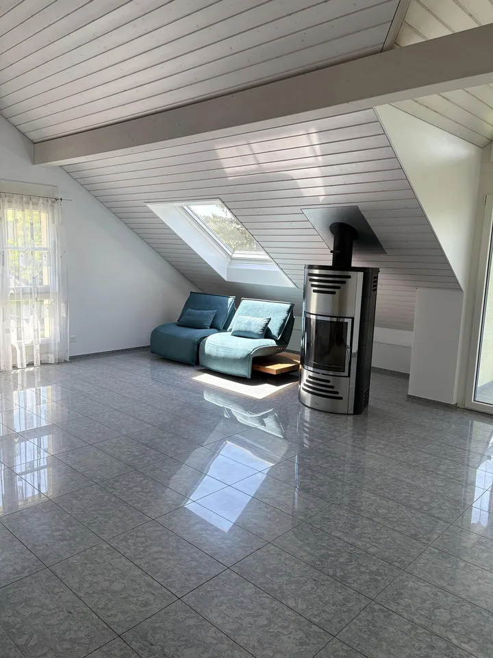 4.5-Room Attic Apartment with Winter Balcony, AC & View in Hünenberg