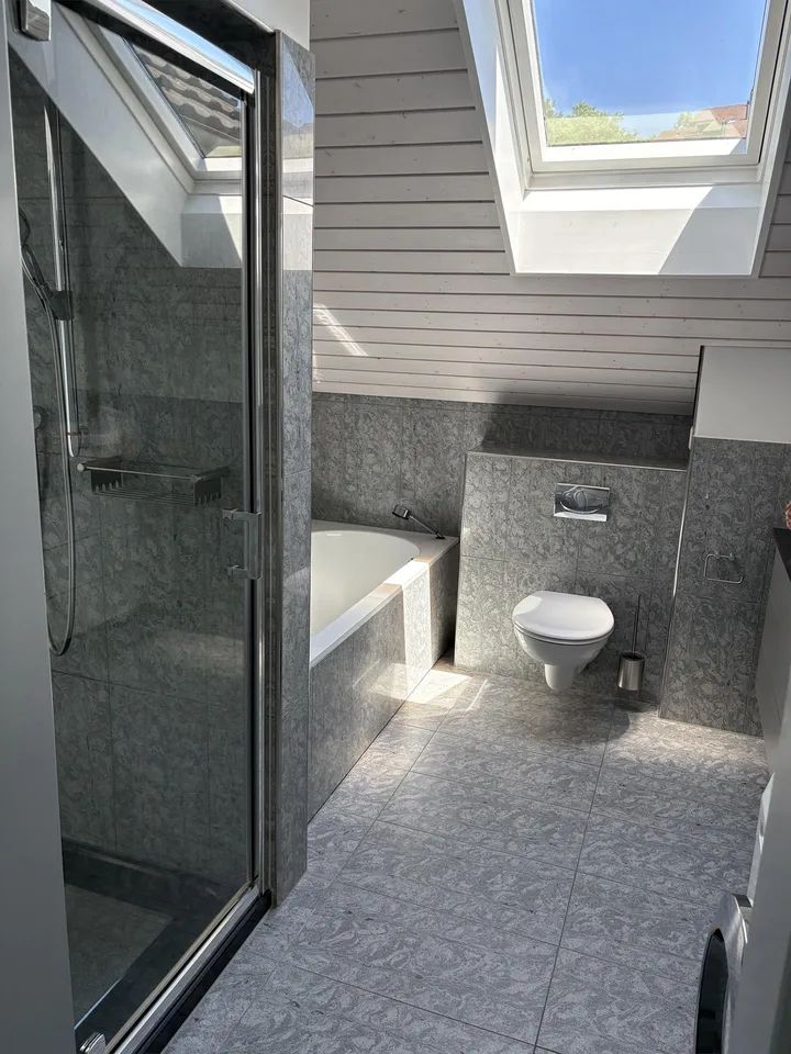 4.5-Room Attic Apartment with Winter Balcony, AC & View in Hünenberg