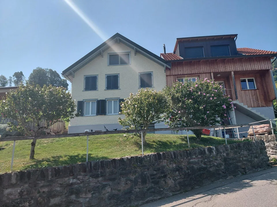 Schöne 2.5 Zimmer Wohnung mit Blick auf Mels und Umgebung