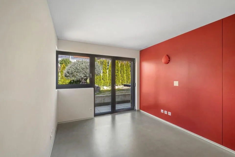 Villa contemporanea con due giardini e vista panoramica