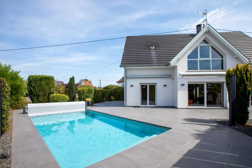 Villa d'exception avec piscine aux portes de Bâle, en France