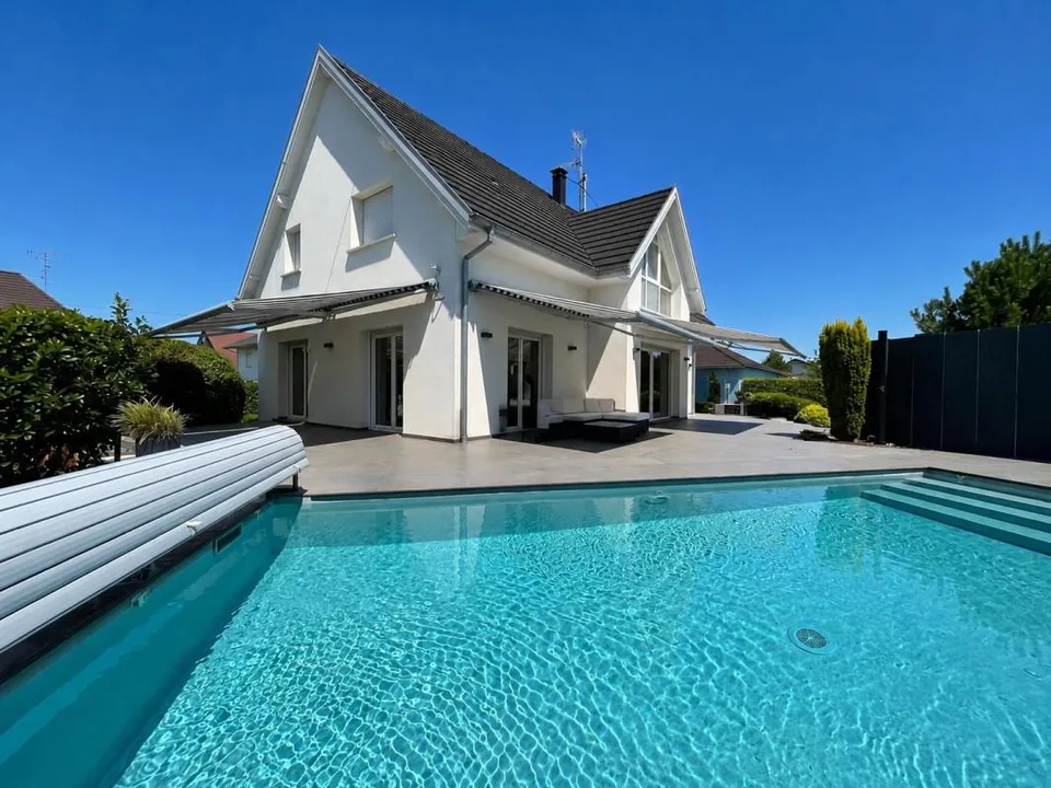 Villa d'exception avec piscine aux portes de Bâle, en France