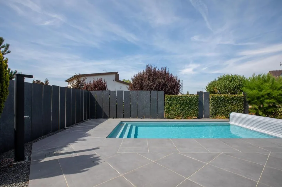 Villa d'exception avec piscine aux portes de Bâle, en France