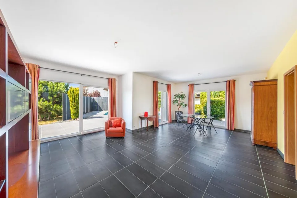 Villa d'exception avec piscine aux portes de Bâle, en France