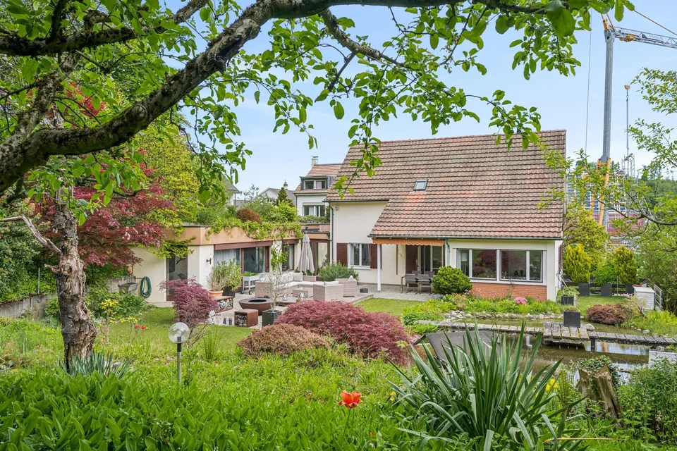 Stilvolles Einfamilienhaus mit Baulandreserve im Grünen