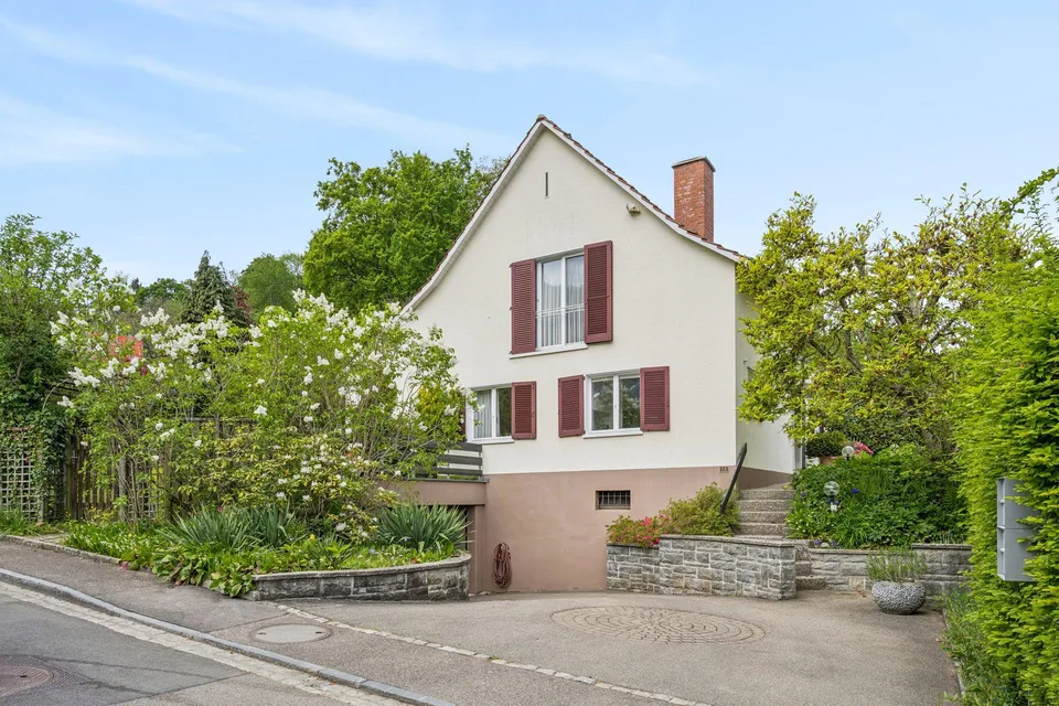 Stilvolles Einfamilienhaus mit Baulandreserve im Grünen