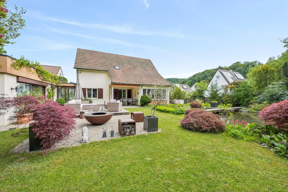 Stilvolles Einfamilienhaus mit Baulandreserve im Grünen