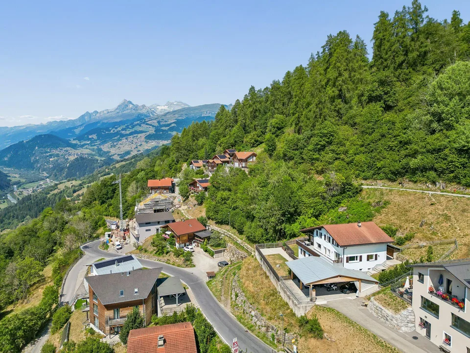 Modernisierte Liegenschaft mit zwei Wohneinheiten und traumhaftem Berg