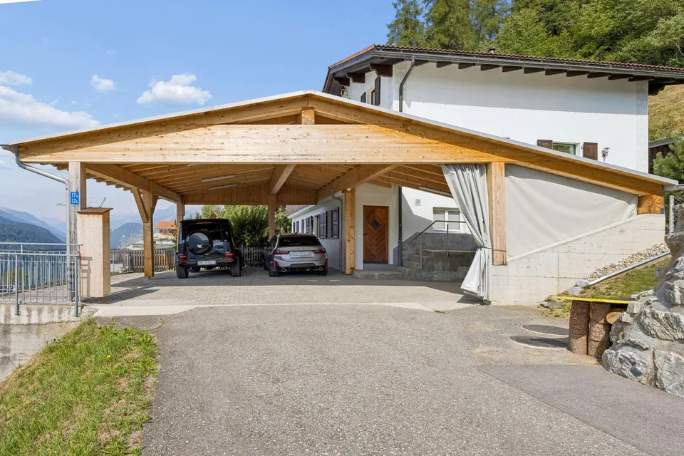 Modernisierte Liegenschaft mit zwei Wohneinheiten und traumhaftem Berg