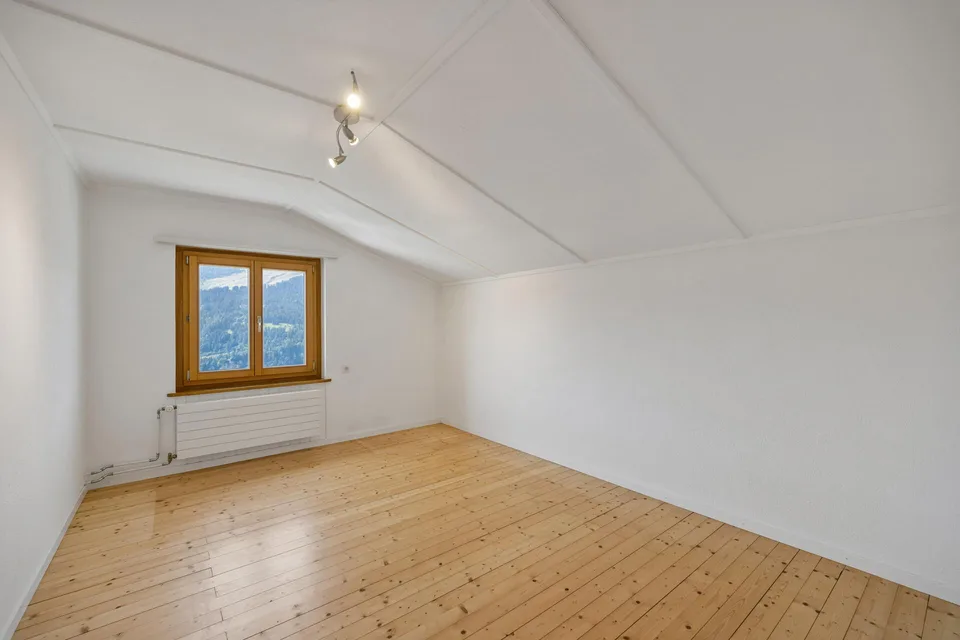 Modernisierte Liegenschaft mit zwei Wohneinheiten und traumhaftem Berg