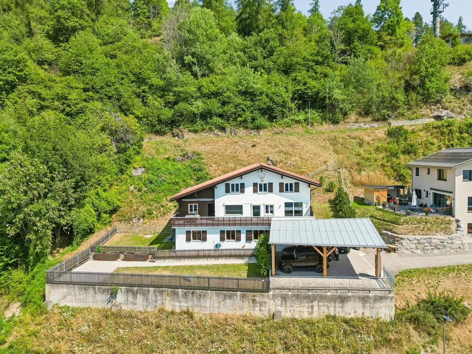 Modernisierte Liegenschaft mit zwei Wohneinheiten und traumhaftem B...