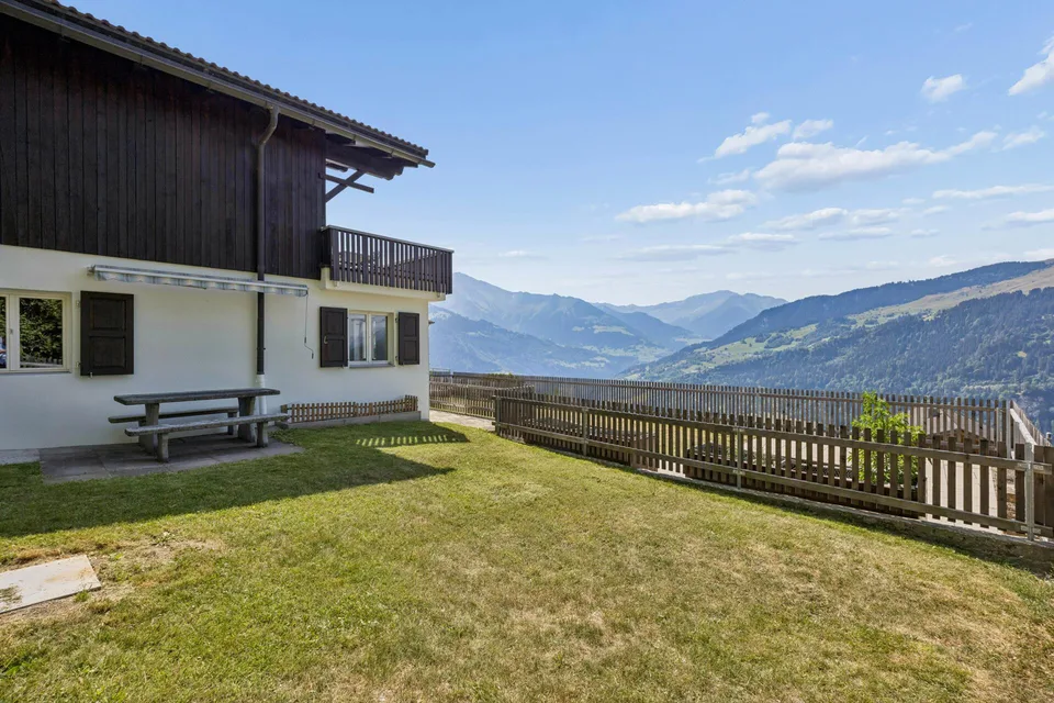 Modernisierte Liegenschaft mit zwei Wohneinheiten und traumhaftem Berg