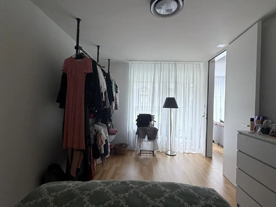 Moderne 2.5-Zimmer-Wohnung mit Balkon und Stadtblick in Zürich-Binz