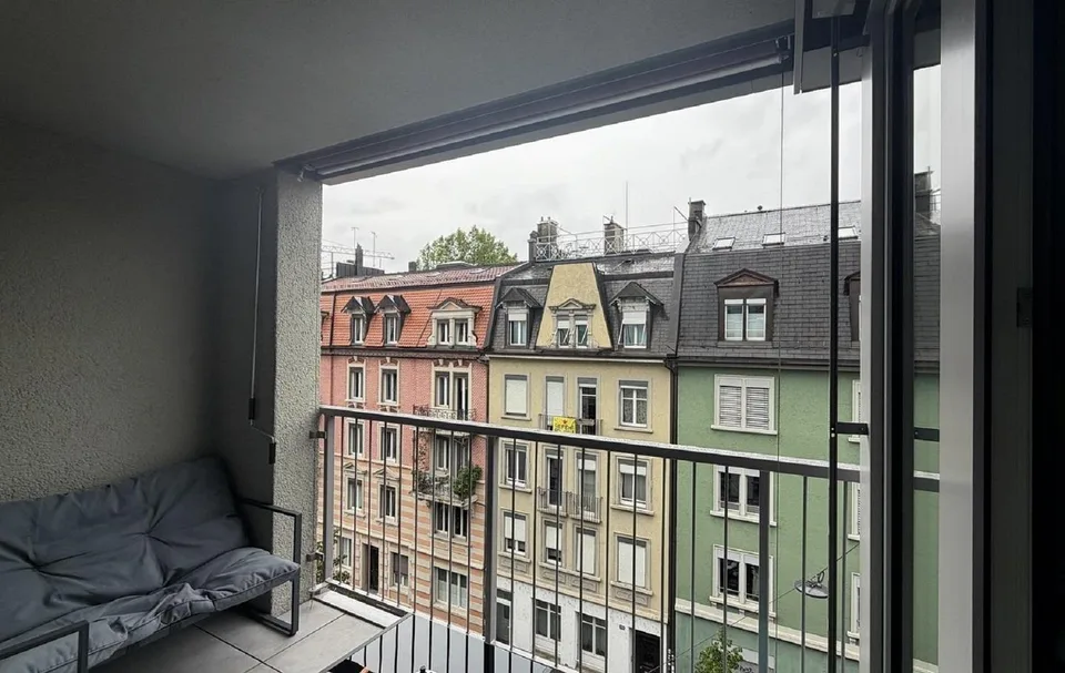 Moderne 2.5-Zimmer-Wohnung mit Balkon und Stadtblick in Zürich-Binz