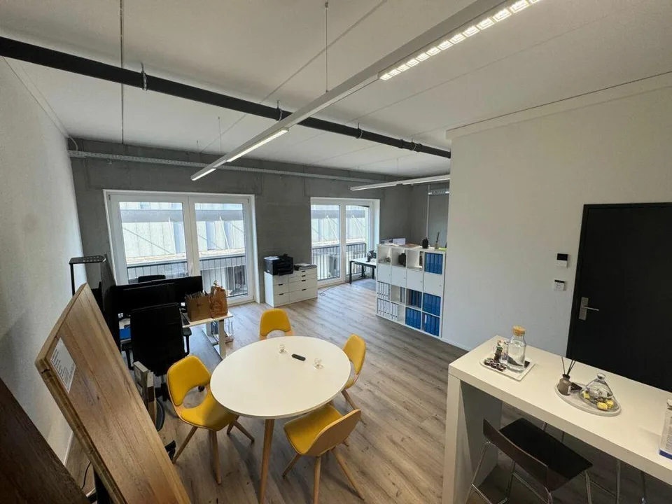Office with 45m2 in commercial building for rent
