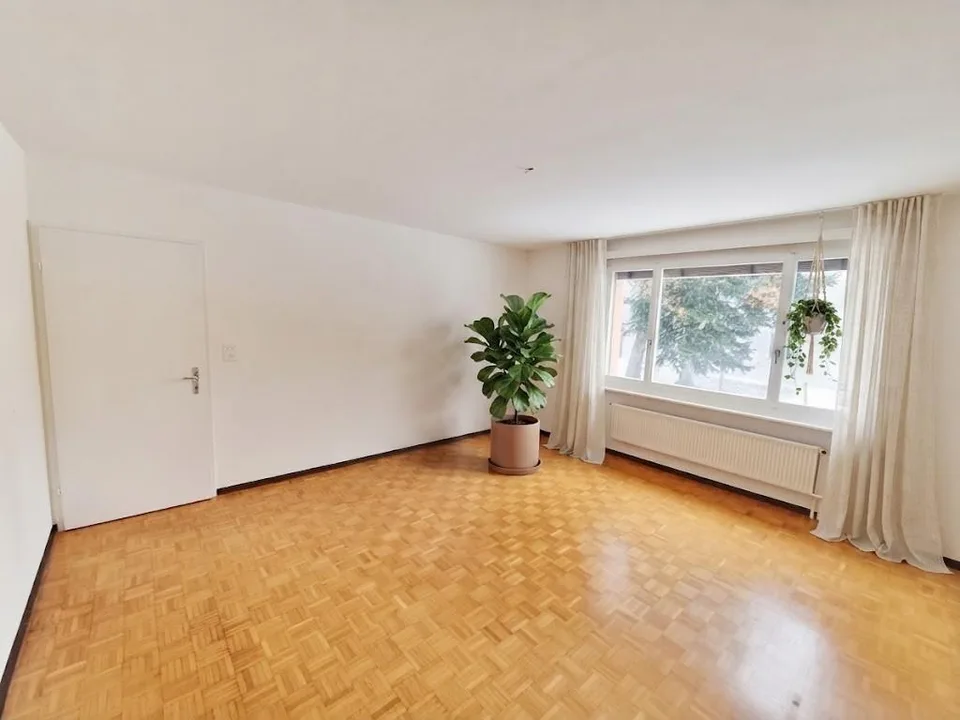 SGrosszügige, helle 4.5-Zimmer-Wohnung mit Balkon  frisch gestrichen