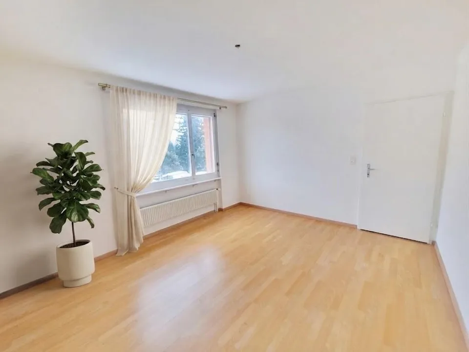 Appartement spacieux et lumineux de 4,5 pièces avec balcon, fraîchement peint