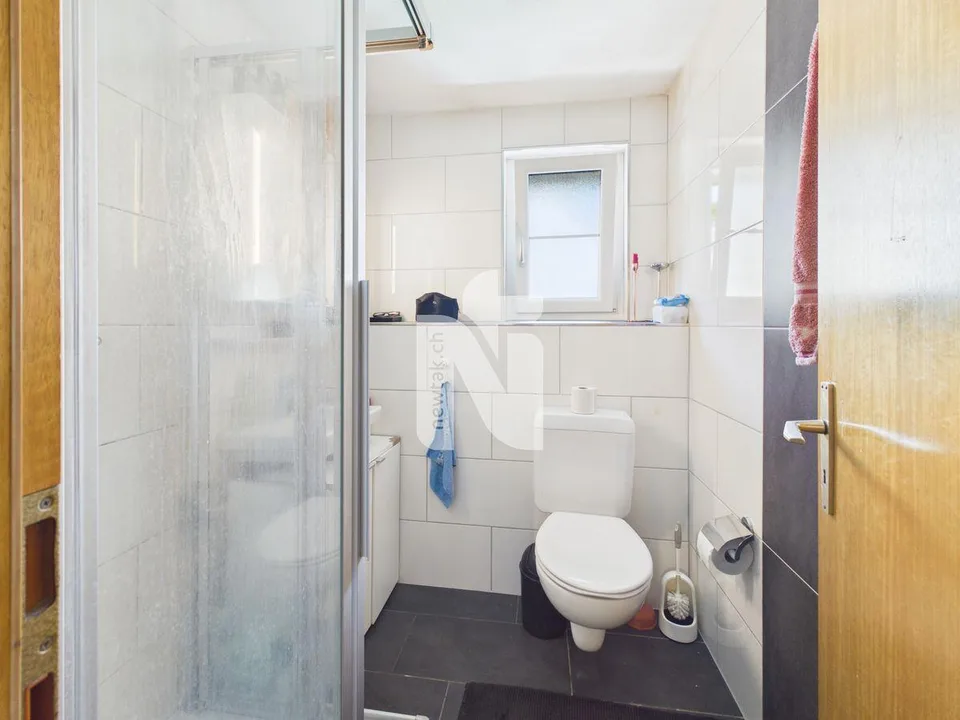 Idylle de village, central, beaucoup de potentiel et avec appartement 2,5 pièces (maison à plusieurs générations)