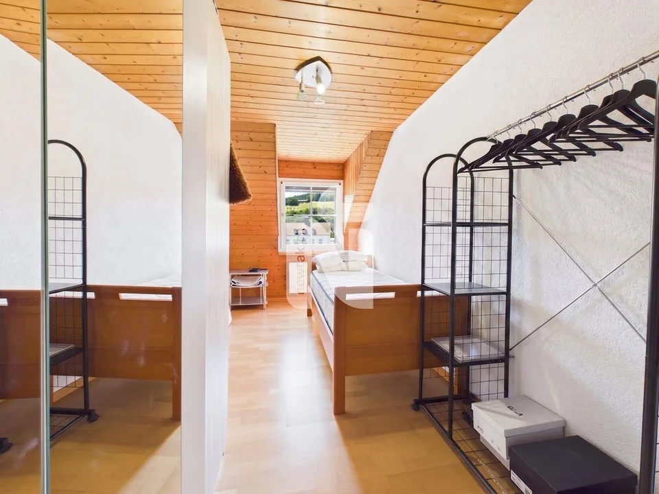 Idylle de village, central, beaucoup de potentiel et avec appartement 2,5 pièces (maison à plusieurs générations)