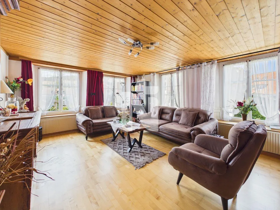 Idylle de village, central, beaucoup de potentiel et avec appartement 2,5 pièces (maison à plusieurs générations)