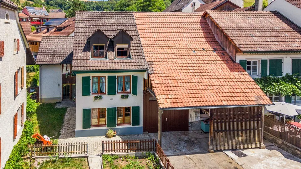 Idylle de village, central, beaucoup de potentiel et avec appartement 2,5 pièces (maison à plusieurs générations)