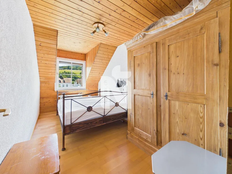 Idylle de village, central, beaucoup de potentiel et avec appartement 2,5 pièces (maison à plusieurs générations)