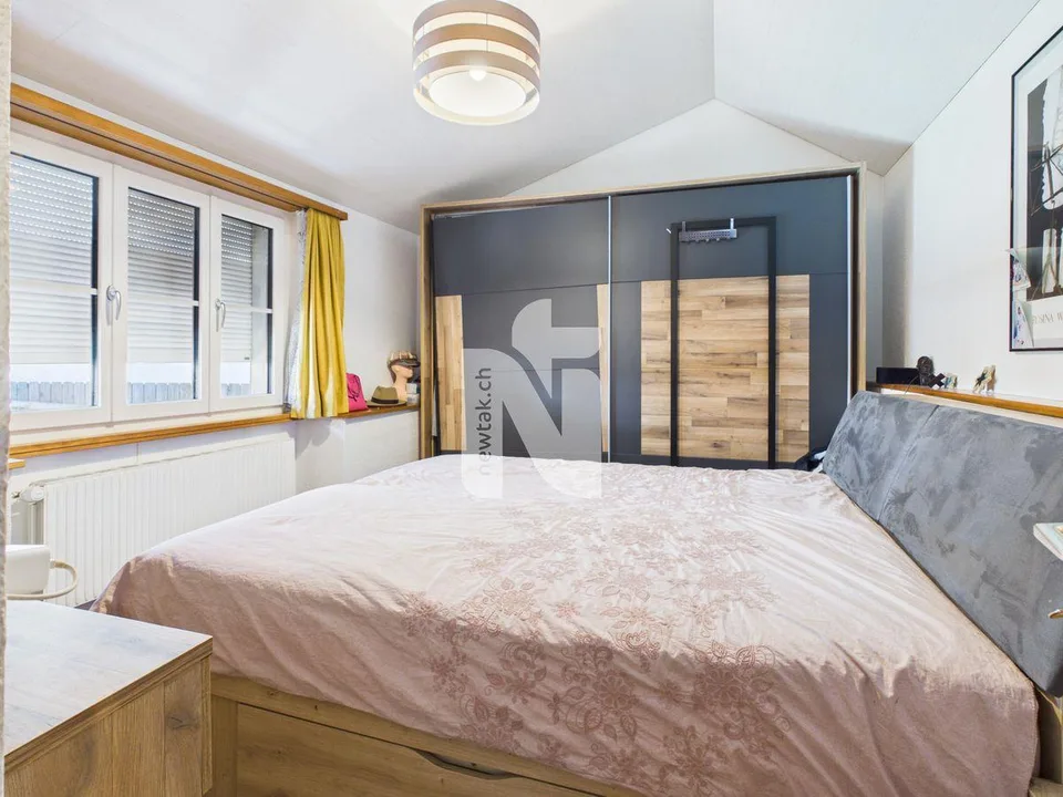 Idylle de village, central, beaucoup de potentiel et avec appartement 2,5 pièces (maison à plusieurs générations)