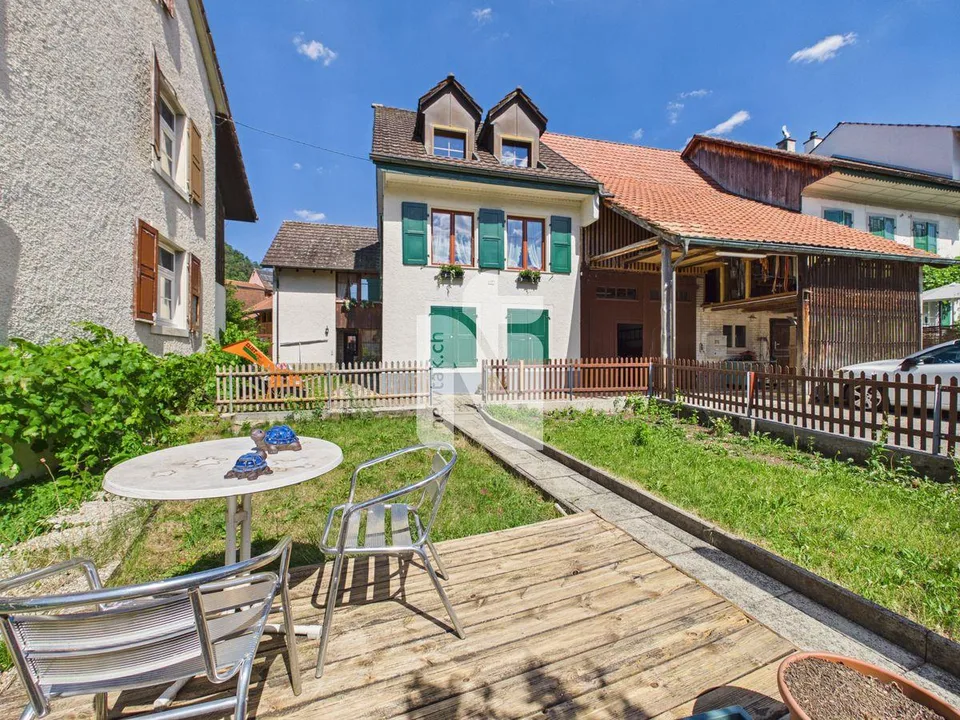 Idylle de village, central, beaucoup de potentiel et avec appartement 2,5 pièces (maison à plusieurs générations)