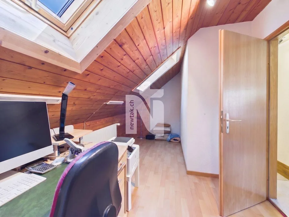 Idylle de village, central, beaucoup de potentiel et avec appartement 2,5 pièces (maison à plusieurs générations)