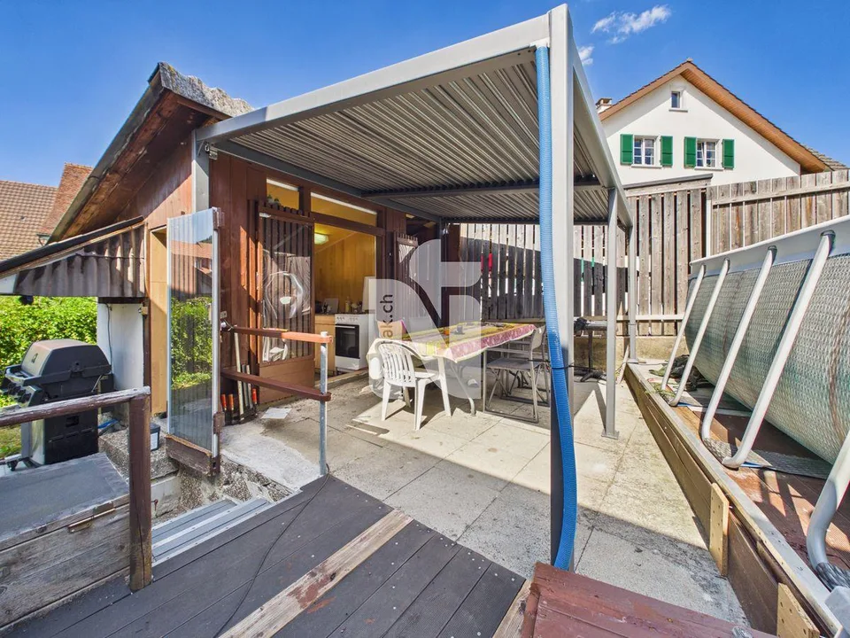 Idylle de village, central, beaucoup de potentiel et avec appartement 2,5 pièces (maison à plusieurs générations)