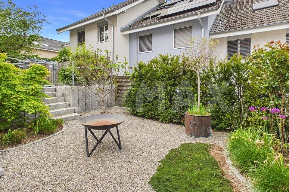 Una casa con spazio, casa a schiera moderna di 5½ locali con giardino