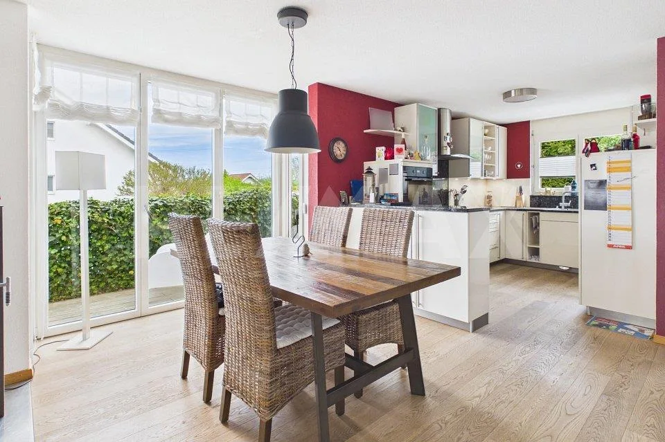 Una casa con spazio, casa a schiera moderna di 5½ locali con giardino