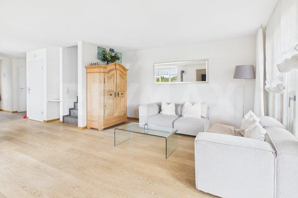 Una casa con spazio, casa a schiera moderna di 5½ locali con giardino