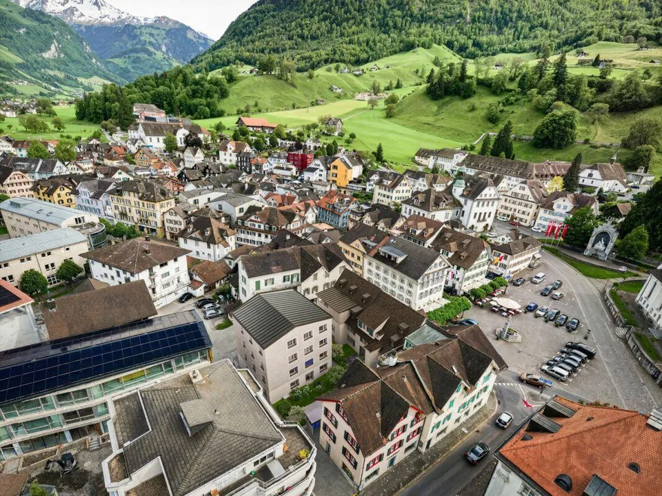 Der Dorfplatz erwacht zu neuem Leben