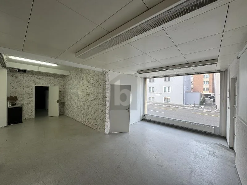 AN TOP LAGE MIT GROSSEM SCHAUFENSTER