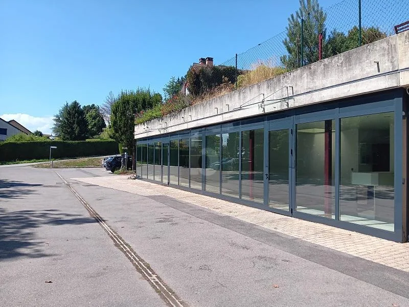LOCAUX FONCTIONNELS, EMPLACEMENT STRATÉGIQUE