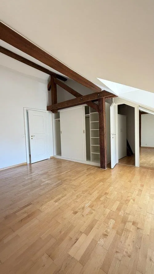 Charmante 3-Zimmer-Wohnung mit Balkon in der Zürcher Altstadt – sofort