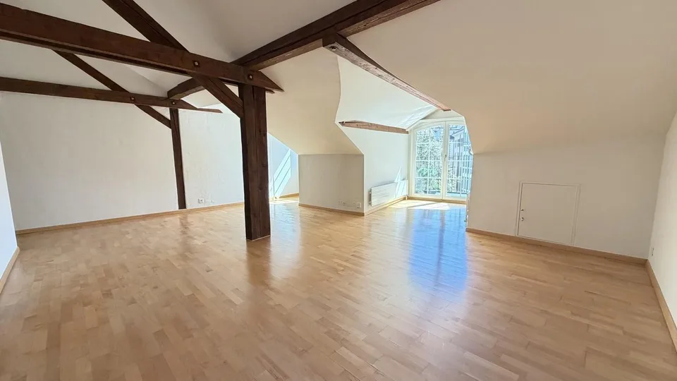 Charmante 3-Zimmer-Wohnung mit Balkon in der Zürcher Altstadt – sofort