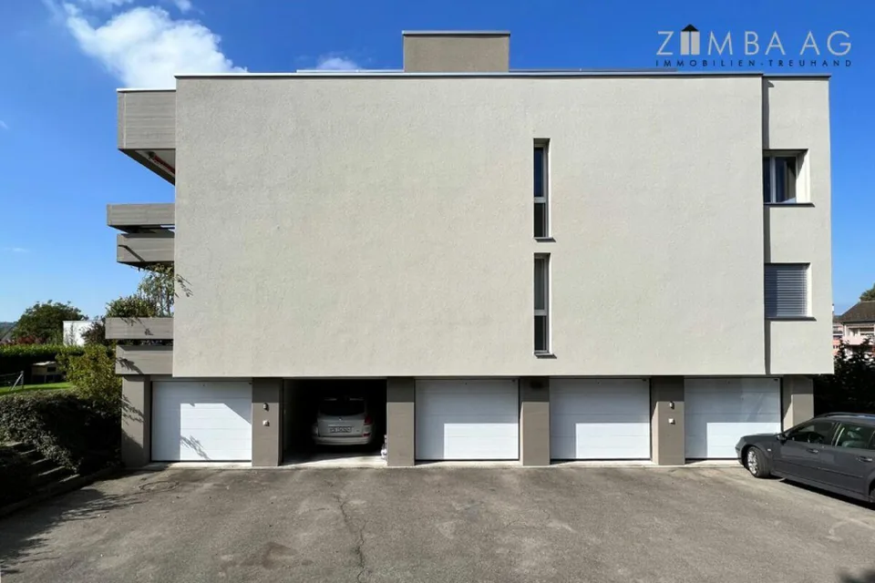 Ampio, posizione molto tranquilla, molta luce solare, ampio balcone, lavatrice/asciugatrice