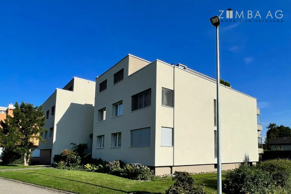Ampio, posizione molto tranquilla, molta luce solare, ampio balcone, lavatrice/asciugatrice