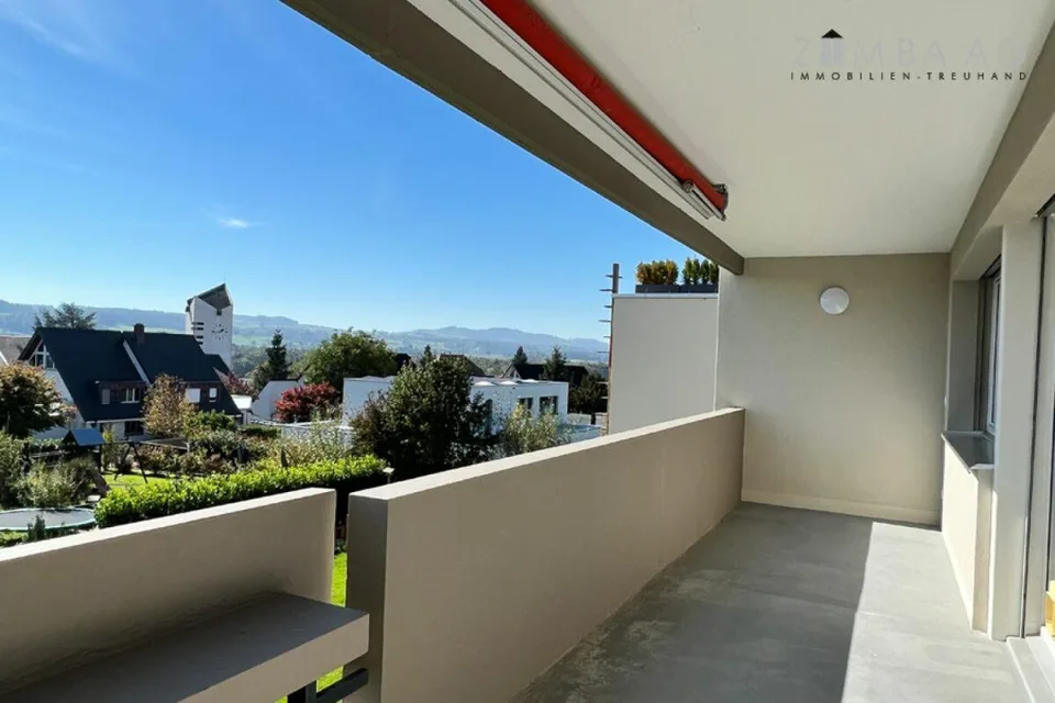 Ampio, posizione molto tranquilla, molta luce solare, ampio balcone, lavatrice/asciugatrice