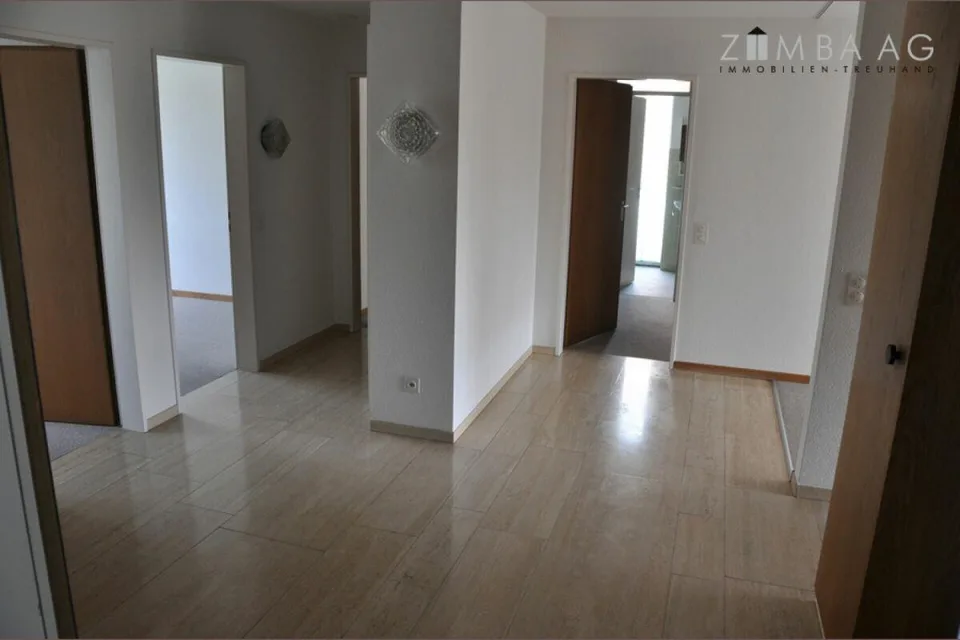 Ampio, posizione molto tranquilla, molta luce solare, ampio balcone, lavatrice/asciugatrice