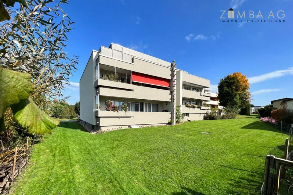 Ampio, posizione molto tranquilla, molta luce solare, ampio balcone, lavatrice/asciugatrice