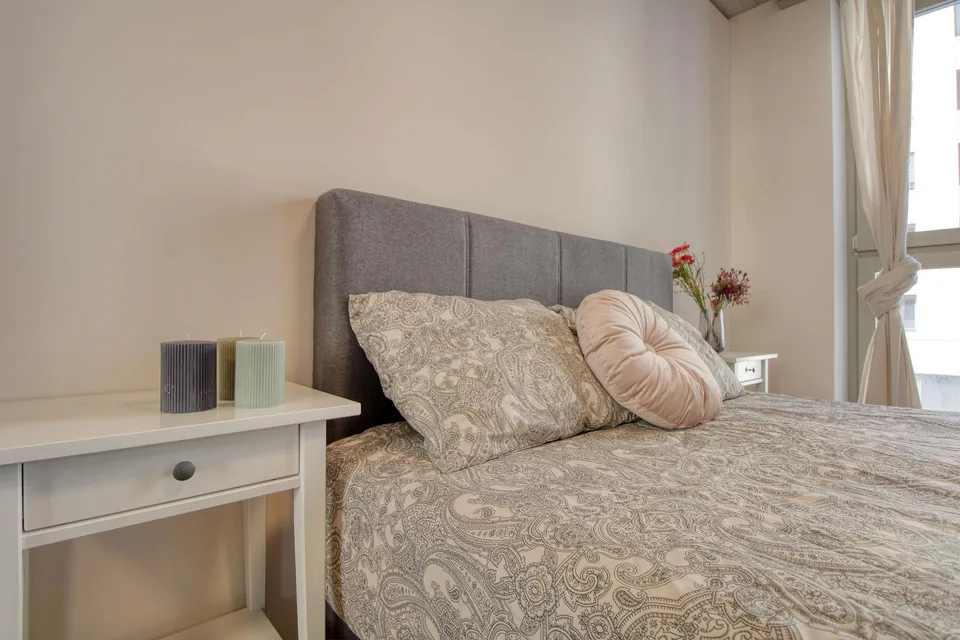 Furnished room in modernised apartment in a top location