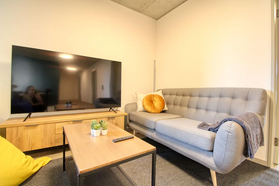Furnished room in modernised apartment in a top location