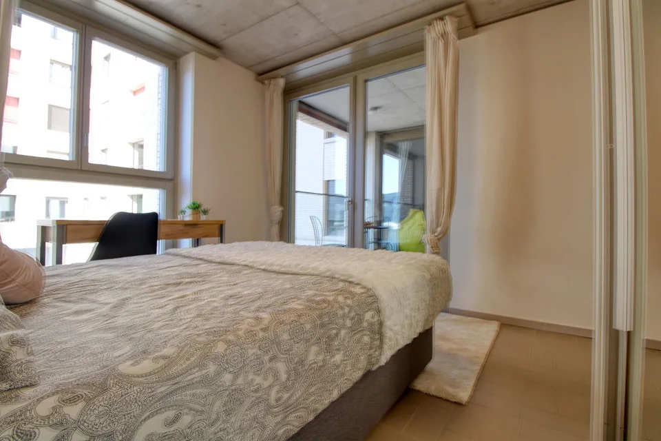 Furnished room in modernised apartment in a top location