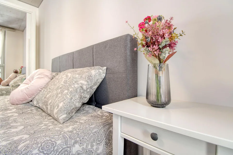 Furnished room in modernised apartment in a top location