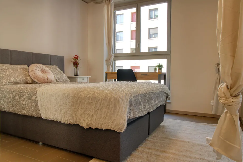 Furnished room in modernised apartment in a top location